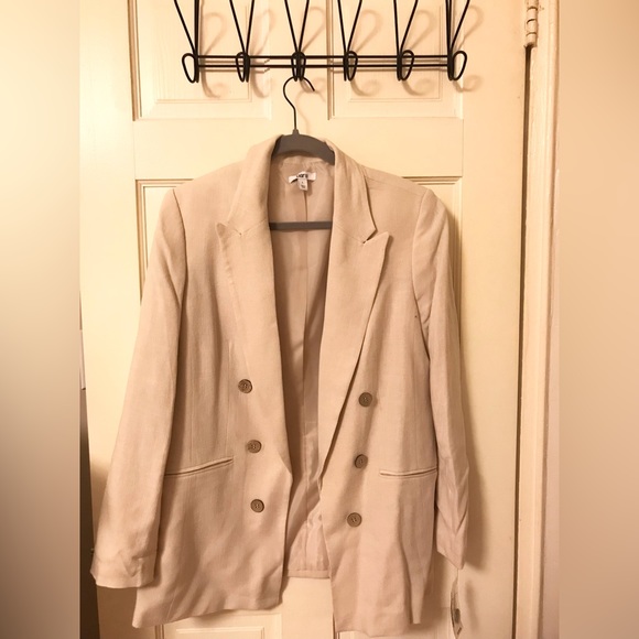 BAR III
Double-Breasted Linen Peak-Lapel Blazer - Picture 3 of 6